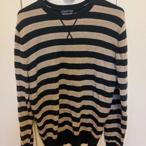 Men's Patagonia V-neck Sweater (M)